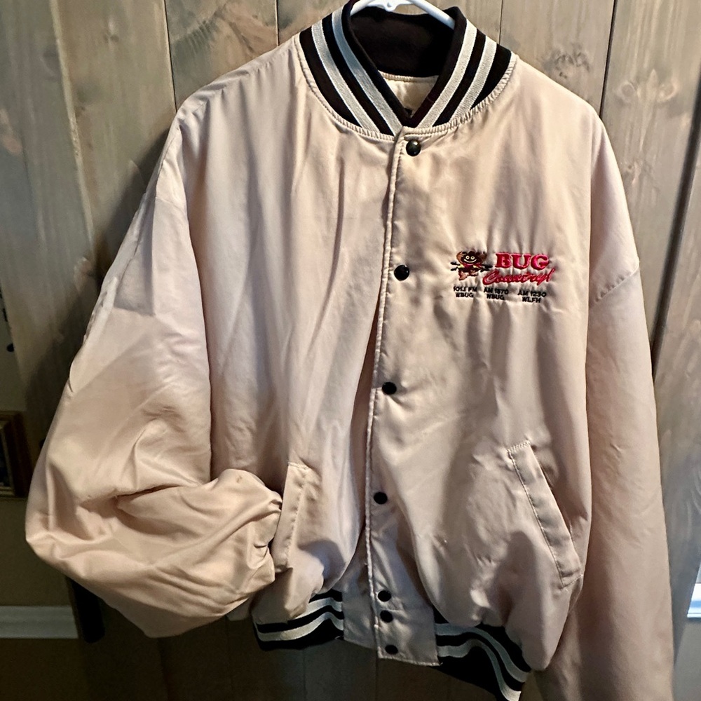 WBUG Country Radio 101.1. Quilted Jacket size XXXL - Rare Find
*NEW LOWER PRICE*